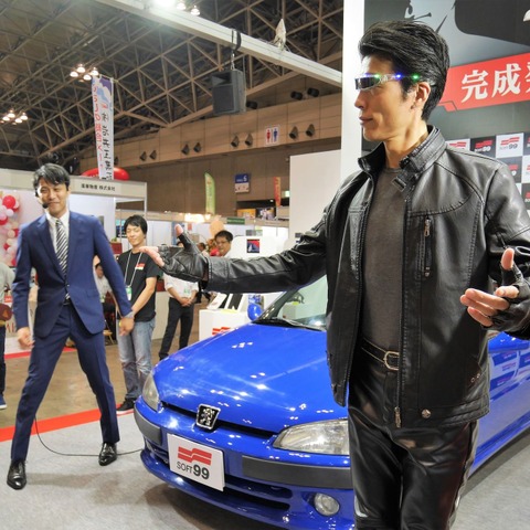 【DIYショー2017】最先端ヒューマノイドがレトロカー補修を披露!?…ソフト99 画像