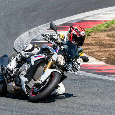 【BMW S1000R 試乗】電子制御のおかげでアクセルをグイグイ開けていける…青木タカオ 画像