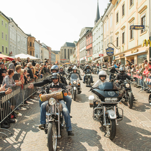 【ヨーロピアンバイクウィーク2017】東欧でも熱狂のハーレーフェス、20周年で12万人超7万台が集結!! 画像