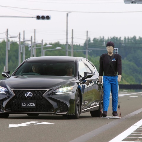 【レクサス LS 新型】車線変更に操舵回避も…自動運転に“つながる”先進技術を試した 画像