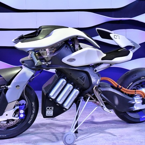 【東京モーターショー2017】ペットのようにバイクが自分のもとへ…人工知能搭載ヤマハ モトロイド 画像