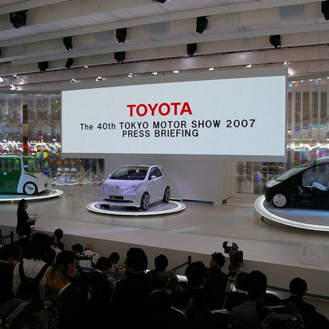 【東京モーターショー07】トヨタ渡辺社長、i-REAL で登場 画像