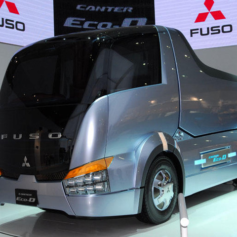 【東京モーターショー07】三菱ふそうの実物大モデルにライバルが… 画像