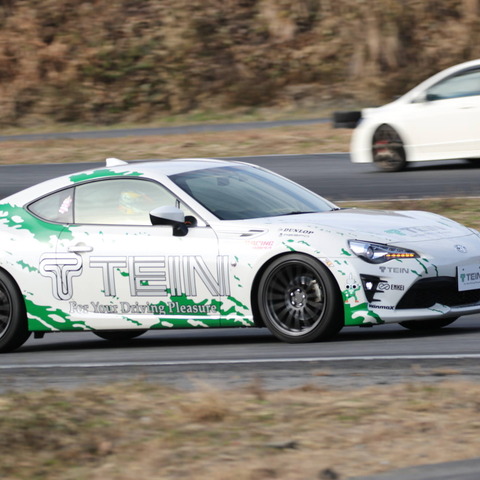 【テイン モノレーシング 試乗】街乗りからサーキットまで、幅広く対応する車高調ダンパー 画像