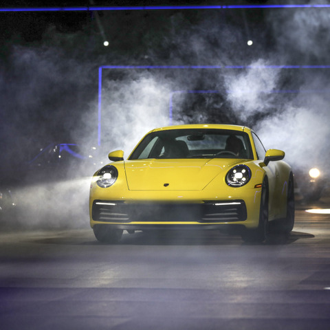 ポルシェ 911 新型、ワールドプレミアの瞬間…歴代のイメージを継承しつつも機能面での進化は大 画像