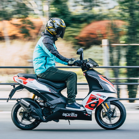 【アプリリア SR50 試乗】2スト＆キャブ好きは必見！輸入車で原付という選択肢…青木タカオ 画像