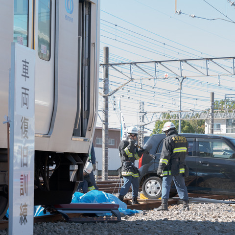 震度6弱の地震が発生、電車と自動車が衝突---西武鉄道が総合復旧訓練を実施 画像