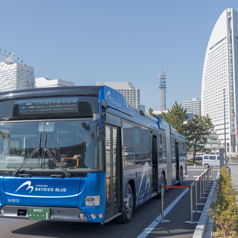 国産初のハイブリッド連節バス「BAYSIDE BLUE」が横浜でデビュー［動画］ 画像