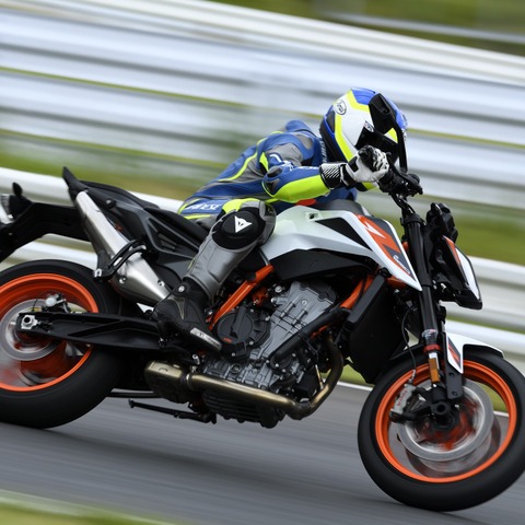 【KTM 890デュークR 試乗】「790」からのプラスアルファは想像以上…鈴木大五郎 画像