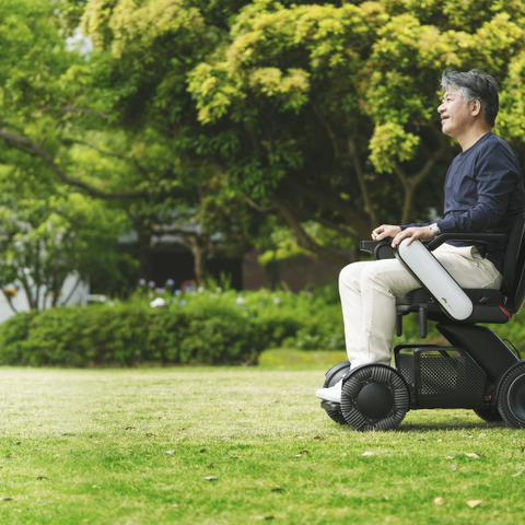 新しい近距離モビリティ＝電動車いす WHILL C2 が登場…クオリティ・オブ・ライフ向上に貢献 画像
