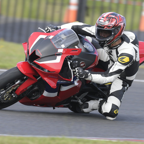 【ホンダ CBR600RR 試乗】「格闘しなくていい」ジャストサイズのスーパースポーツ…青木タカオ 画像
