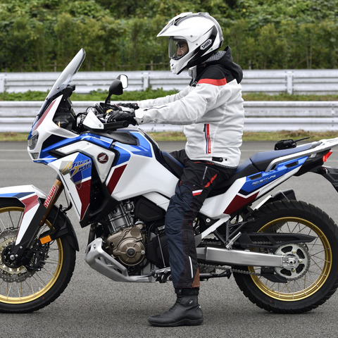 “足着き”の不安を解消する車高下げ機能がすごい!ショーワの電制サス「EERA」を体験 画像