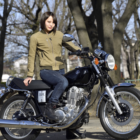 【ヤマハ SR400 試乗】キックスタートは女子には大変?レトロな振動も「楽しい!」…小鳥遊レイラ 画像
