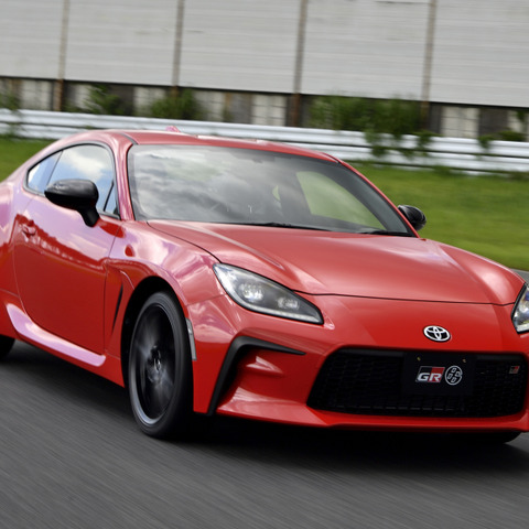 【トヨタ GR 86 & スバル BRZ 新型試乗】機敏なGR 86、タイムが速そうなBRZ。どっちを選ぶ?…諸星陽一 画像