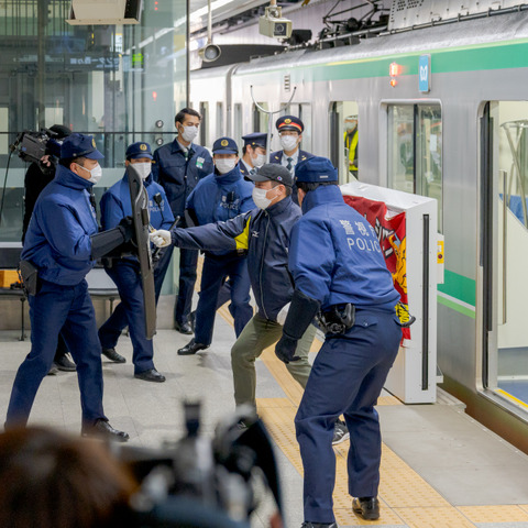 電車内で不審者が刃物を振り回し放火…東京メトロで異常時想定訓練 画像