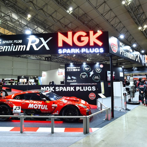 良いこと尽くめのスパークプラグ交換! NGKのフラッグシップスパークプラグ「プレミアムRXプラグ」の性能に迫る…東京オートサロン2022 画像
