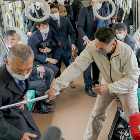 電車内で凶器を持った暴漢が大暴れ---京王が対処訓練を実施 画像