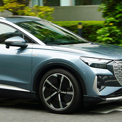 【アウディ Q4 e-tron 新型試乗】欧州仕様に先行試乗、EVを意識させない自然体に好感…島崎七生人 画像