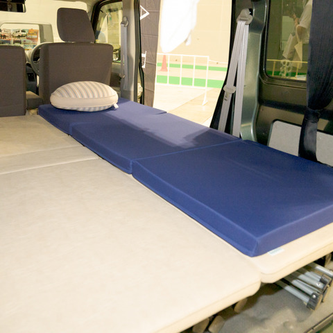一度寝たら忘れられない？ 医療用メーカーと共同開発した車中泊マットレス 画像