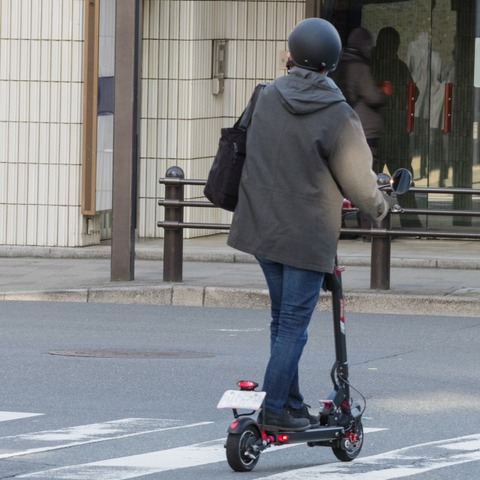 右折レーンから右折は違法?合法?「電動キックボード」のルールをおさらい【岩貞るみこの人道車医】 画像