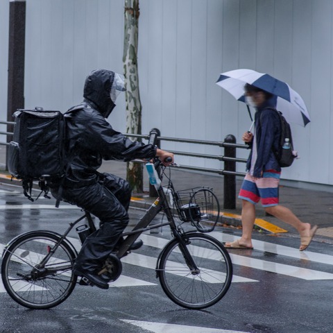 雨の日の自転車「カッパは傘より本当に安全?」意外な実験結果に【岩貞るみこの人道車医】 画像