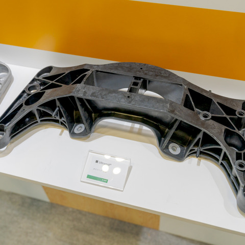 BMWに採用、クロスビームを軽量化した樹脂化技術…高機能素材Week 2022 画像