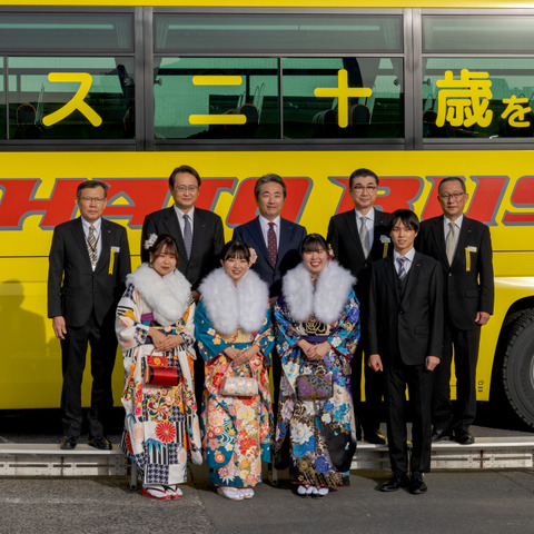 コロナ禍入社組、はとバス「二十歳(はたち)を祝う会」…恒例のセレモニーを開催 画像