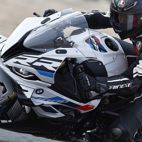 【BMW S1000RR 試乗】210psものハイパワーをつい“扱える”気になれてしまう…伊丹孝裕 画像