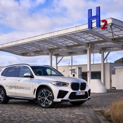 BMWが水素エンジンではなく「燃料電池車」へ舵を切った理由 画像