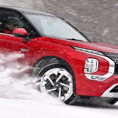 三菱『アウトランダーPHEV』の本領発揮!? 雪山を走り回って気付いた、普段使いではわからない“恐るべき性能”とは 画像