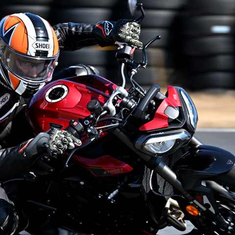 【トライアンフ ストリートトリプルRS 試乗】 Moto2パワー炸裂!本気の熟成度にうなる…佐川健太郎 画像