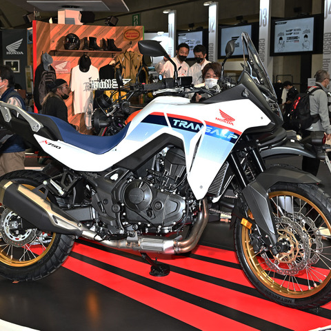 復活のホンダ『トランザルプ』、開発当初のコンセプトは「オフロード寄りの750cc版CRF」だった…東京モーターサイクルショー2023 画像