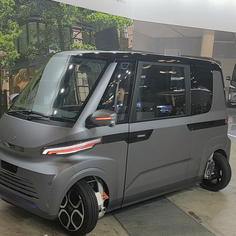 4WSで横にも走る軽EV「FOMM TWO」がデモ走行…ジャパンモビリティショー2023 画像