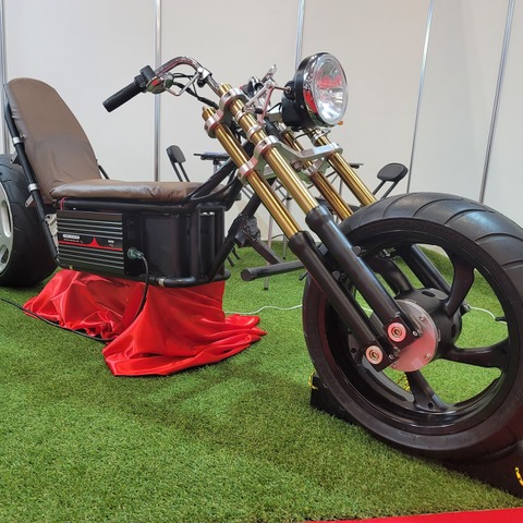 巨大アメリカンバイク風EVの正体は?「エコだけじゃない」その理由…ジャパンモビリティショー2023 画像