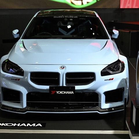 ADVANは走りもカスタム全開で楽しめる!SFマシンにラリーカーやテスラまで、全方位対応の横浜ゴム…東京オートサロン2024 画像