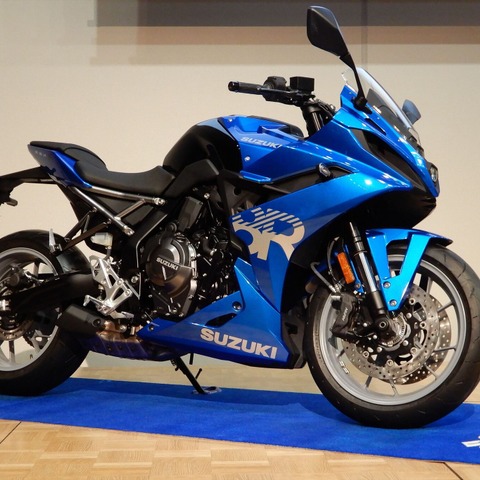 『GSX-8R』はスズキの良心が産んだ傑作!共通プラットフォームの恩恵と、サーキット仕込みの個性 画像