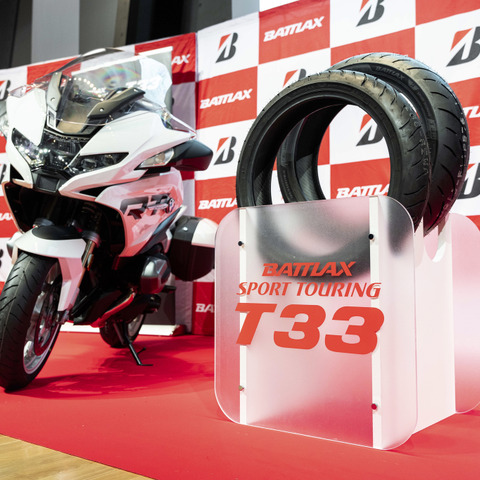 ブリヂストンの新型タイヤ「BATTLAX SPORT TOURING T33」がすごい!摩耗ライフが47%向上 画像