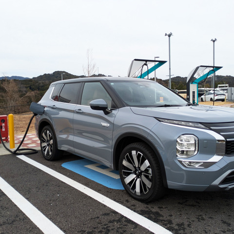 【三菱 アウトランダーPHEV 新型試乗】「100kmをBEVとして走ることができる」は本当か…中村孝仁 画像