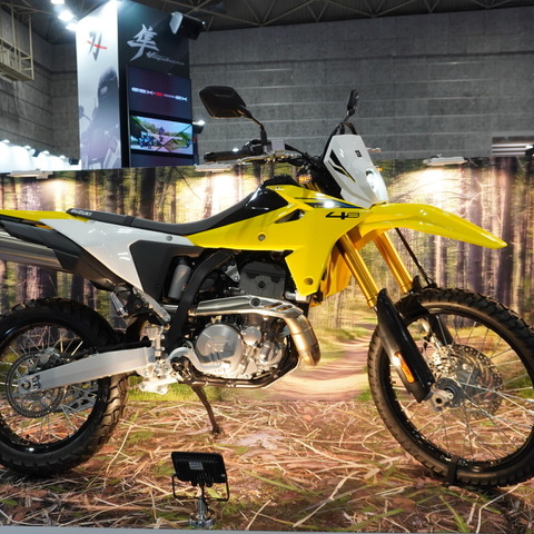 なぜスズキ『DR-Z4S』と『DR-Z4SM』にバイクファンは熱狂するのか? 唯一無二である理由とは…大阪モーターサイクルショー2025 画像