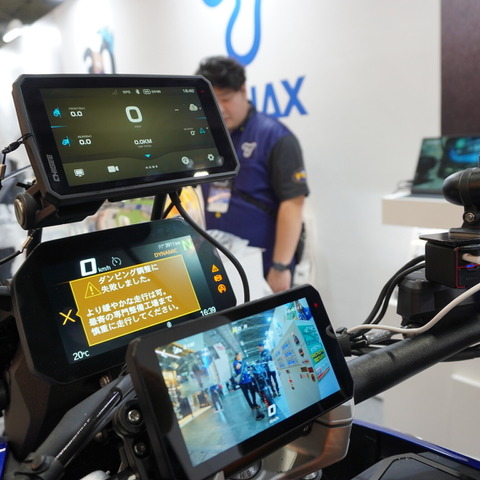 令和版「ライダー三種の神器」となるか、後付け「スマートモニター」にブームの兆し…大阪モーターサイクルショー2025 画像