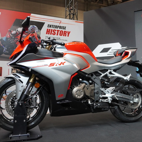 中国製400cc・4気筒が「第3の選択肢」に? カワサキZX4RとホンダCB400を睨む「QJモーター」の脅威…東京モーターサイクルショー2025 画像
