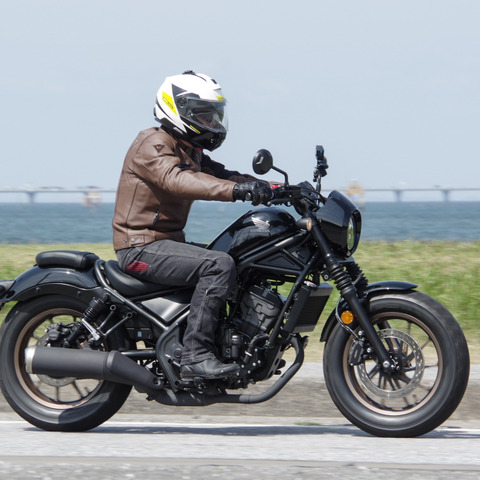 ホンダ『レブル250』と「Eクラッチ」の相性は? “立ちゴケ”ともサヨナラ、その優等生ぶりに驚いた 画像