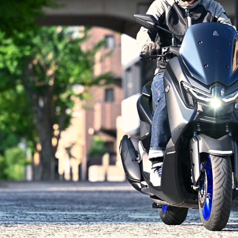 【ヤマハ NMAX 試乗】デザインは「超人バロム・1」!? ドイツ車的な重厚さを増した走りの心地よさ…伊丹孝裕 画像
