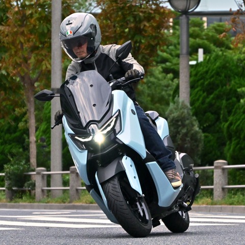 【ヤマハ NMAX155 試乗】「シフトボタン」でテンション爆上げ！電子制御CVTによる新感覚の走りとは…伊丹孝裕 画像