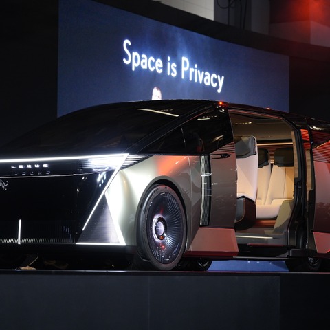 新型『レクサスLS』が6輪のミニバンになった理由をデザイナーに聞いてみた…ジャパンモビリティショー2025 画像