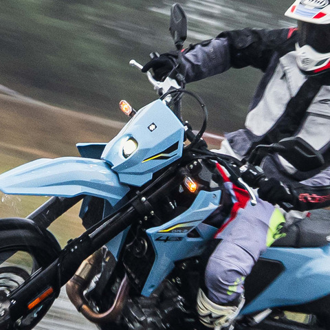 【スズキ DR-Z4SM 試乗】「もはや反則級！」身軽なのに超パワフル、オールマイティな“戦闘力”に唸る…青木タカオ 画像