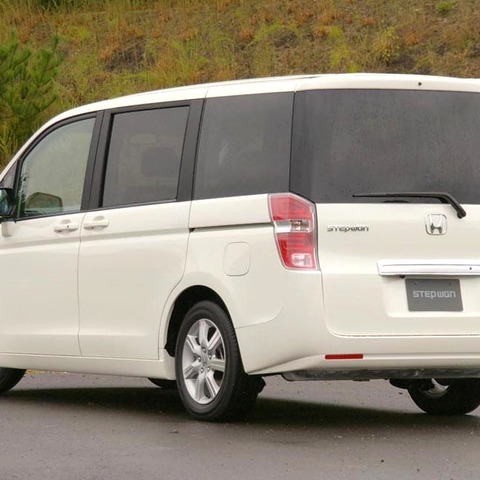【ホンダ ステップワゴン 新型発表】ルーフ後端がでこぼこ 画像