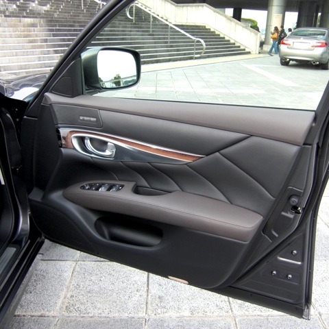 【日産 フーガ 新型発表】右ドアを内側から左手で開ける 画像