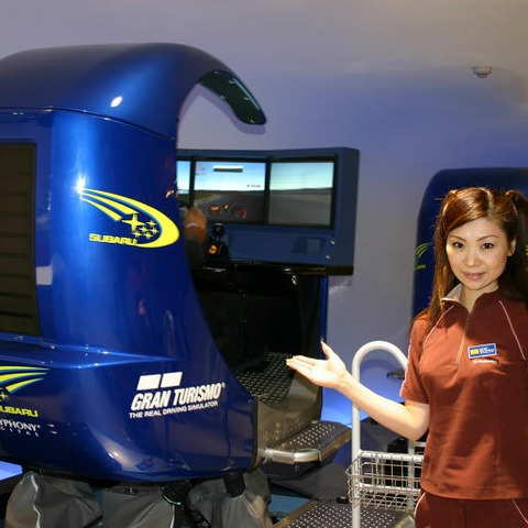 【東京ショー2003速報】スバルの本格的ドライビングシミュレーターを遊び倒す 画像