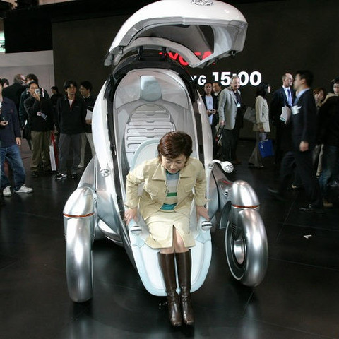 【東京ショー2003速報】トヨタの「モビルスーツ」がブースを走る!? 画像